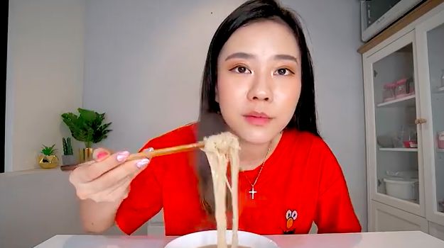 YouTuber Cantik Ini 24 Jam Lahap Makanan yang Ada di Kartun Shin-Chan