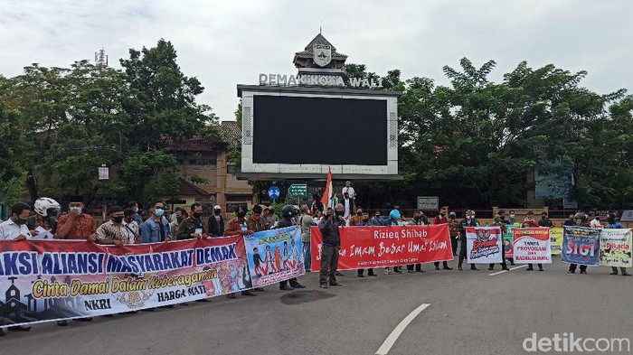 Aksi tolak Habib Rizieq di Demak dibubarkan polisi, 3/12/2020