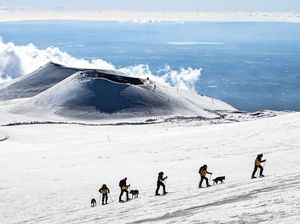 Intip Aktivitas Patroli Gunung Etna di Italia