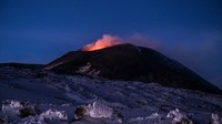 Etna terpantau kembali beraktivitas pada Selasa (1/12/2020) lalu. Dua mulut kawahnya aktif kembali dengan emisi uap, abu, dan lemparan material pijar dari kerucut Kawah Tenggara.  