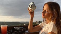 Semasa hidupnya, Alexis Sharkey sering membagikan momen kulinernya. Seperti posenya saat minum es squash satu ini. Foto: Instagram @alexissharkey