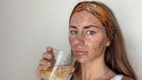 Alexis nampaknya juga memiliki pola hidup sehat. Terlihat ia menikmati infused water dengan potongan lemon segar. Foto: Instagram @alexissharkey