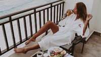Liburan di salah satu negara, Alexis memilih menginap di resort pinggir pantai. Ia mememamerkan pose seksinya saat sedang sarapan. Ada waffle hingga buah segar sebagai menunnya. Foto: Instagram @alexissharkey