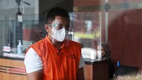 Andreau menjalani pemeriksaan dengan memakai masker dan face shield.