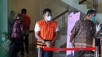 Andreau juga memakai rompi tahanan KPK. Tangannya juga diborgol.