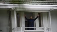 Gubernur DKI Jakarta itu melakukan olahraga di balkon rumah. Dia tampak melakukan gerakan-gerakan tangan saat olahraga pagi.