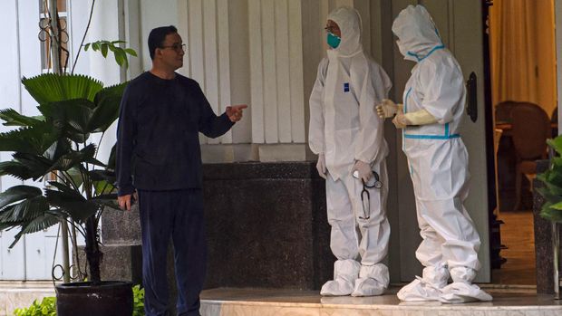 Gubernur DKI Jakarta Anies Baswedan melakukan panggilan video dengan keluarganya saat menjalani isolasi di rumah dinasnya di Menteng, Jakarta Pusat, Kamis (3/12/2020). Anies Baswedan terkonfirmasi positif COVID-19 sejak Selasa (1/12) setelah melakukan tes usap PCR pada Senin (30/11) dan saat ini menjalani isolasi mandiri tanpa didampingi keluarga. ANTARA FOTO/Aditya Pradana Putra/wsj.