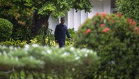 Anies juga berjalan-jalan di taman rumah dinas Gubernur DKI Jakarta.