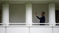 Anies juga sempat melakukan panggilan video dengan keluarganya saat menjalani isolasi di rumah dinas. 