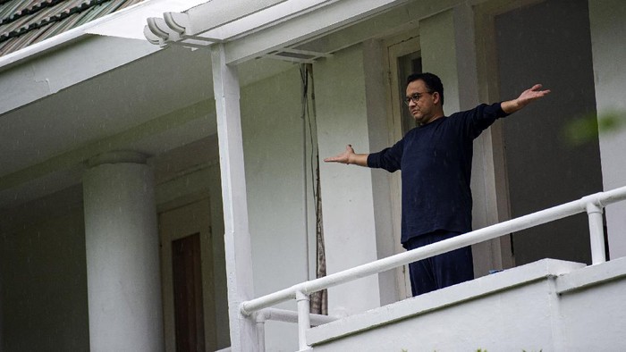 Gubernur DKI Jakarta Anies Baswedan melakukan panggilan video dengan keluarganya saat menjalani isolasi di rumah dinasnya di Menteng, Jakarta Pusat, Kamis (3/12/2020). Anies Baswedan terkonfirmasi positif COVID-19 sejak Selasa (1/12) setelah melakukan tes usap PCR pada Senin (30/11) dan saat ini menjalani isolasi mandiri tanpa didampingi keluarga. ANTARA FOTO/Aditya Pradana Putra/wsj.