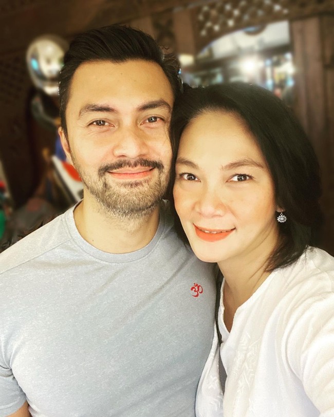 Anjasmara juga memilih untuk menikahi wanita yang berusia lebih tua darinya. Anjasmara menikahi Dian Nitami pada tahun 1999. Walaupun Anjasmara berusia 4 tahun lebih muda dari istrinya namun rumah tangga keduanya masih tetap harmonis sampai saat ini. Foto: Instagram @bu_deedee