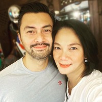 Anjasmara juga memilih untuk menikahi wanita yang berusia lebih tua darinya. Anjasmara menikahi Dian Nitami pada tahun 1999. Walaupun Anjasmara berusia 4 tahun lebih muda dari istrinya namun rumah tangga keduanya masih tetap harmonis sampai saat ini. Foto: Instagram @bu_deedee