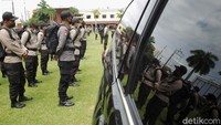 Aparat kepolisian mengikuti apel jelang pilkada serentak.