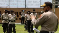 Para personel Polda DIY mendengarkan arahan terkait pengamanan pilkada di tiga kabupatan di DIY.