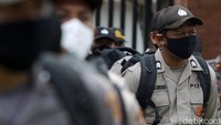 Pilkada serentak tahun ini diselenggarakan dengan menerapkan protokol kesehatan ketat untuk mencegah penyebaran COVID-19.
