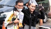 Tapi saat ditanya Ayu Ting Ting mengatakan jika kedatangannya adalah fitting baju untuk bernyanyi.  Foto: Noel/detikHOT