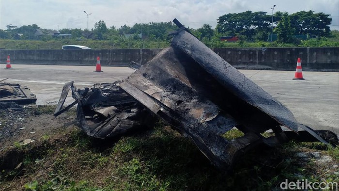 bangkai Elf terbakar di tol ngawi arah Surabaya, tiga penumpang tewas
