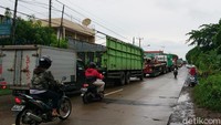 Kendaraan yang mengarah ke Anyer diarahkan ke jalur alternatif masuk ke kawasan mengikuti jalur Conveyor.