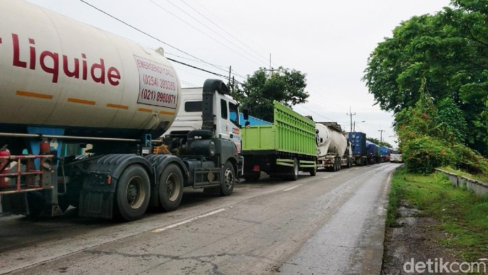 Banjir Cilegon, Arus Lalin ke Anyer Macet 2 Km Arus lalu lintas dari Cilegon menuju Anyer macet 2 kilometer, Kamis (3/12/2020). Kemacetan dipicu banjir yang merendam Jalan Raya Cilegon-Anyer setinggi 80 cm.