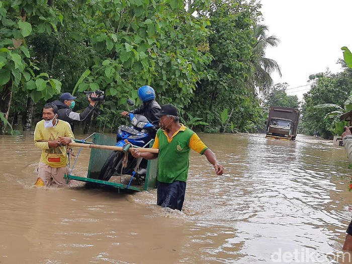 Banjir di jalan Patikraja-Banyumas, Kamis (3/12/2020).