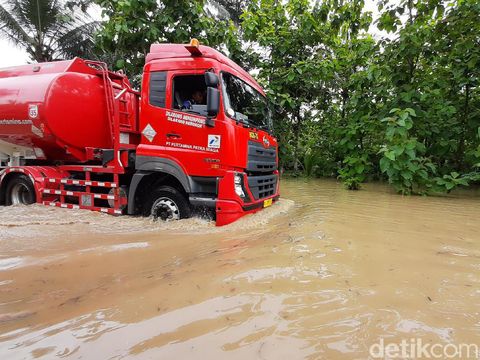 Banjir di jalan Patikraja-Banyumas, Kamis (3/12/2020).