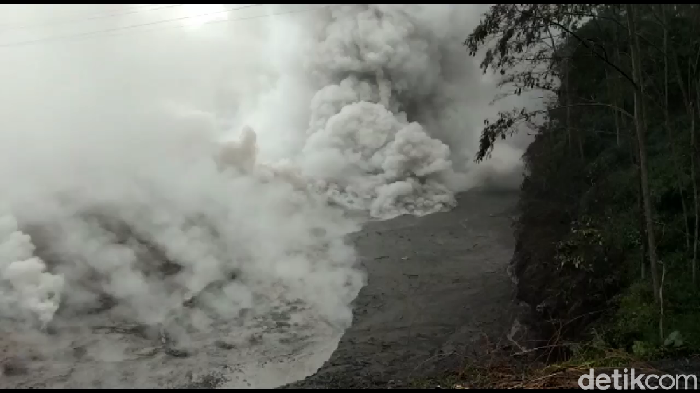 Diguyur Hujan, Banjir Lahar Dingin Terjang Sungai di Kaki Gunung Semeru