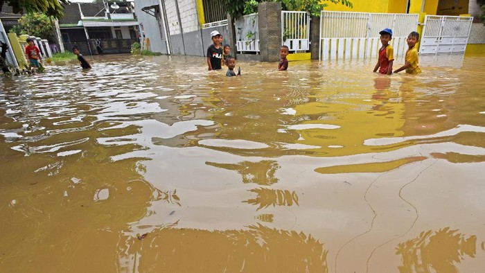 Banjir Rendam Cipocok Serang Sejumlah warga terjebak banjir di Kampung Karundang, Cipocok, Serang, Banten, Kamis (3/12/2020). Banjir terjadi akibat buruknya drainase dan tingginya intensitas hujan yang terjadi di wilayah Serang dan sekitarnya. ANTARA FOTO/Asep Fathulrahman/wsj.