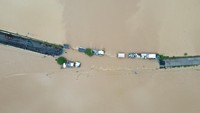 Foto udara banjir dari luapan Kali Klawing menggenangi jalur penghubung Kabupaten Banyumas-Purbalingga di Jembatan Linggamas, Desa Petir, Kalibagor, Banyumas, Jawa Tengah, Kamis (3/12/2020).