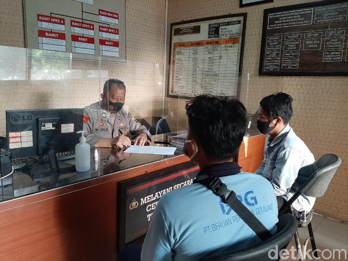 Kawanan begal beraksi di Kota Probolinggo. Pelaku merampas motor dengan menodongkan pistol ke korbannya.
