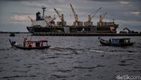 Selain marine services, layanan unggulan di Pelabuhan Dumai yaitu layanan bongkar muat curah cair dan curah kering.