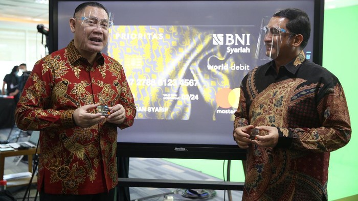 Direktur Utama BNI Syariah, Abdullah Firman Wibowo (kanan) dan Head of Account Management Mastercard Indonesia, Arief Kusuma (kiri) dalam peluncuran Hasanah Debit Prioritas yang merupakan kartu ATM/Debit tipe World Debit Mastercard secara virtual. Hasanah Debit Prioritas diberikan kepada nasabah Tabungan BNI Prima iB Hasanah dengan saldo minimum Rp2,5 miliar yang dapat digunakan sebagai kartu ATM/Debit. Hasanah Debit Prioritas memiliki berbagai keunggulan dan benefit yang diperoleh bagi segenap nasabah prioritas.