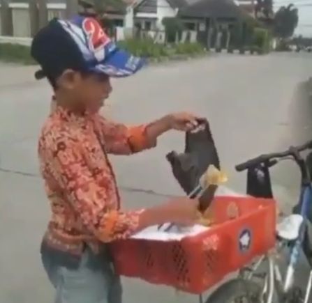Bocah Kelas 3 SD Jualan Gorengan