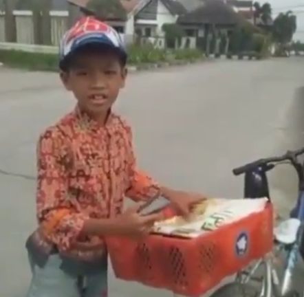 Bocah Kelas 3 SD Jualan Gorengan