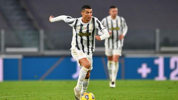 2. Cristiano Ronaldo dengan nilai 194/200. Walau sudah mulai berumur, Ronaldo masih sangat trengginas bersama Juventus. Foto: Getty Images/Valerio Pennicino
