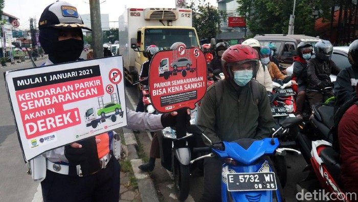 Dishub Kota Bandung Sosialisasikan Perda Derek Dinas Perhubungan (Dishub) Kota Bandung melakukan sosialisasi Perda Derek kepada para pengguna jalan.