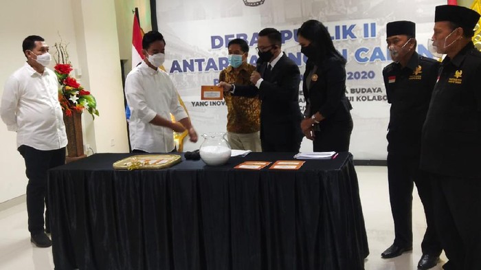 Dua paslon peserta Pilkada Solo tiba di lokasi debat, Kamis (3/12/2020).