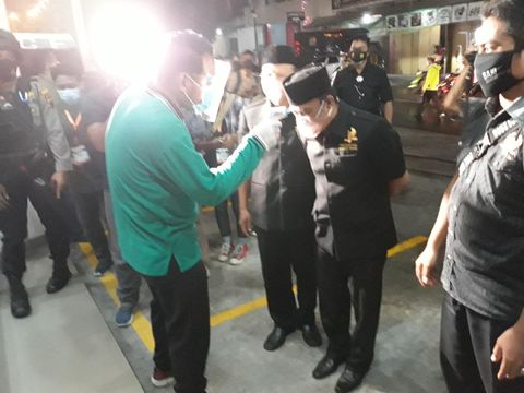 Dua paslon peserta Pilkada Solo tiba di lokasi debat, Kamis (3/12/2020).