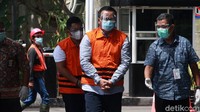 Edhy Prabowo hadir dalam pemeriksaan dengan mengenakan rompi tahanan. Tangannya juga diborgol.