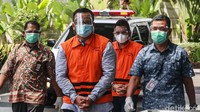 Edhy Prabowo menjalani pemeriksaan bersama tersangka lainnya.