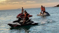 Bright Vachirawit, Win Metawin, Nani Hirunkit, dan Dew menghabiskan hari main jetski dan bersantai di kapal. (Foto: dok. Instagram Bright/Win/Nani/Dew) 