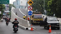 Pembangunan flyover itu dilakukan sebagai solusi kemacetan yang biasa terjadi di jalan tersebut.
