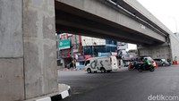 Flyover ini dibangun melintas di atas Jalan Ahmad Yani dengan panjang total 500 meter dan lebar 9 meter. 