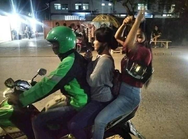 Bisa-bisanya order ojek online untuk dua orang penumpang kayak gini. Yang paling belakang hati-hati jatuh deh.. Foto: Instagram/@newdramaojol.id