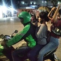 Bisa-bisanya order ojek online untuk dua orang penumpang kayak gini. Yang paling belakang hati-hati jatuh deh.. Foto: Instagram/@newdramaojol.id