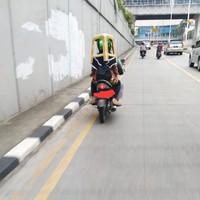 Mungkin maksudnya biar nggak perlu capai megangin kursi kali ya? Sungguh ide yang sangat cemerlang. Foto: Instagram/@newdramaojol.id