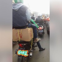 Akibat barang bawaannya terlalu besar jadi didudukin gini. Jangan dicontoh ya guys, bahaya.. Foto: Instagram/@lambeonlen