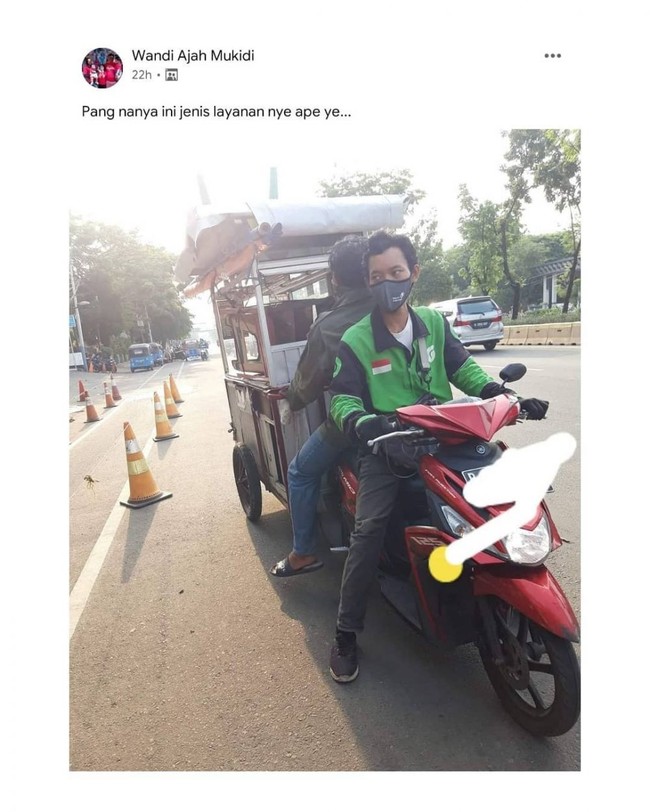 Biar nggak capai dorong gerobaknya mending naik ojek online kayak gini. Tapi duduk menghadap ke belakang kayak gitu memang nggak bikin pusing ya Pak? Foto: Instagram/@lambeonlen