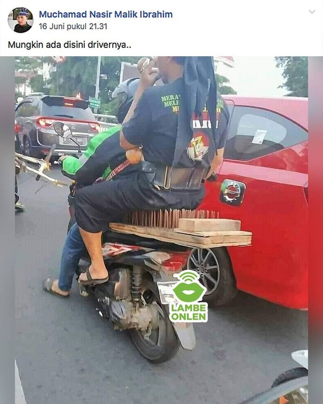 Waduh, apa nggak sakit tuh ya duduknya begitu? Ekstrim banget nih cara duduk penumpang yang satu ini. Foto: Instagram/@lambeonlen