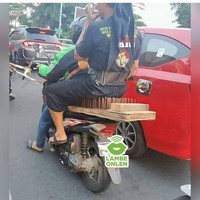 Waduh, apa nggak sakit tuh ya duduknya begitu? Ekstrim banget nih cara duduk penumpang yang satu ini. Foto: Instagram/@lambeonlen