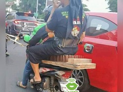8 Cara Duduk Absurd Penumpang Ojek Online Ini Bikin Geleng-geleng Kepala